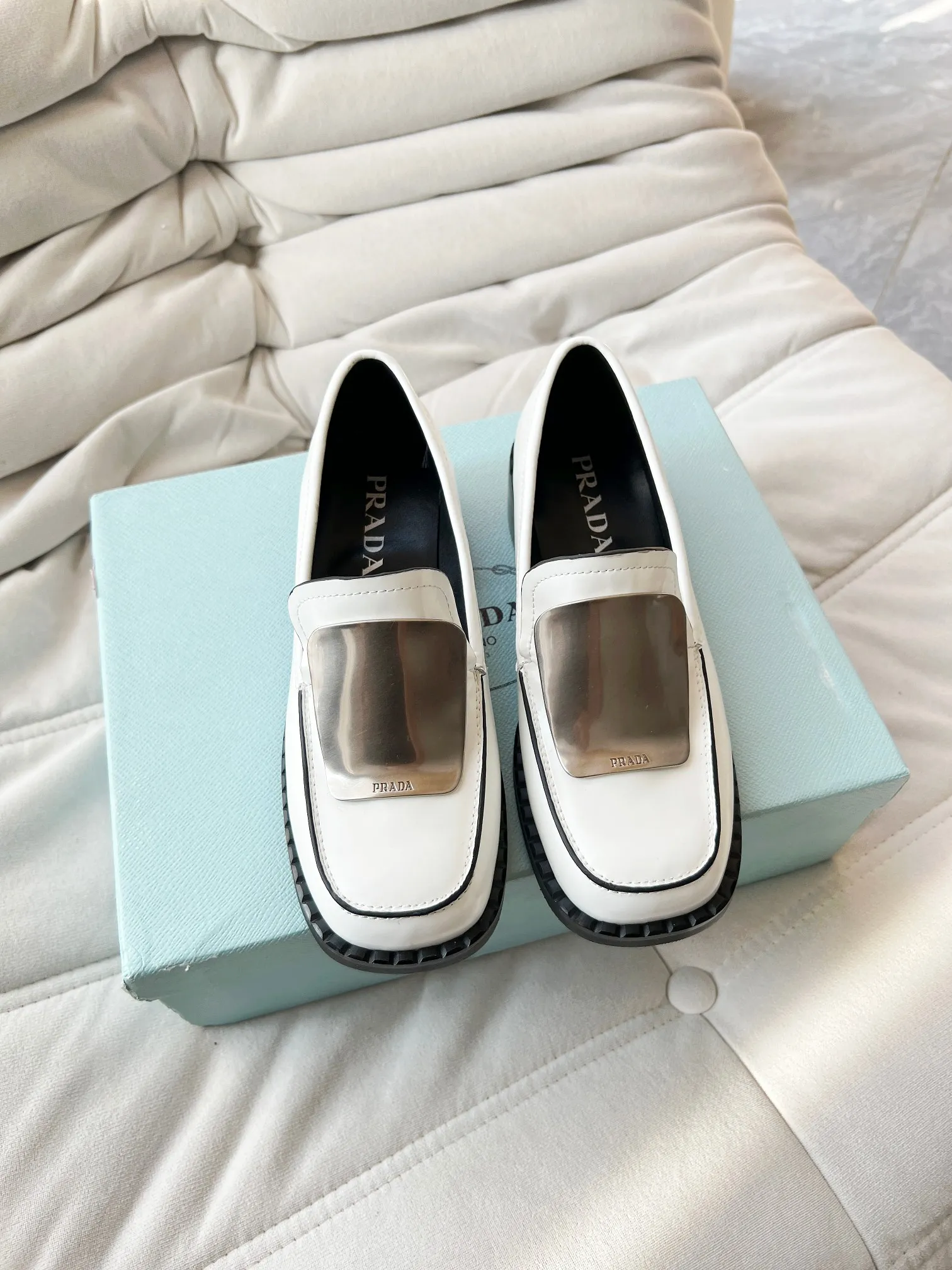 👟👟Ex-factory price 560👟👟 Prada’s new spring and summer women’s clothing｜Absolutely beautiful🥰Exception! Extra number! Anita will continue to update the latest SS25 catwalk pre-sale models, with novel logos as soul mates. Full of fun ~ Adhering to the trend-setting vane, you must believe in Prada's ability to capture fashion. 35-42 yards